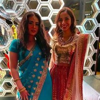 Sedangkan dua artis Kirana Larasati dan Ayushita, tampil dengan busana yang berbeda di acara Diwali. Kirana mengenakan lehenga emas dan merah, sedangkan Ayushita tampil dengan sari serba biru. Foto: Dok. Instagram