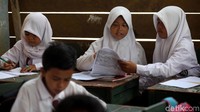 Para siswa nampak antusias mengerjakan tugas yang diberikan guru di sekolah.