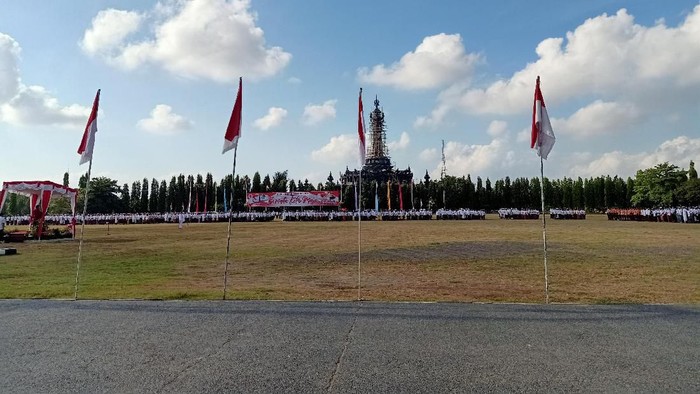 Gubernur Bali Wayan Koster menegur para siswa yang mengikuti upacara peringatan Hari Sumpah Pemuda. Banyak siswa yang duduk jongkok bahkan tidak berbaris rapi selama mengikuti upacara.