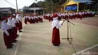 Seorang murid membacakan Pembukaan UUD 1945.