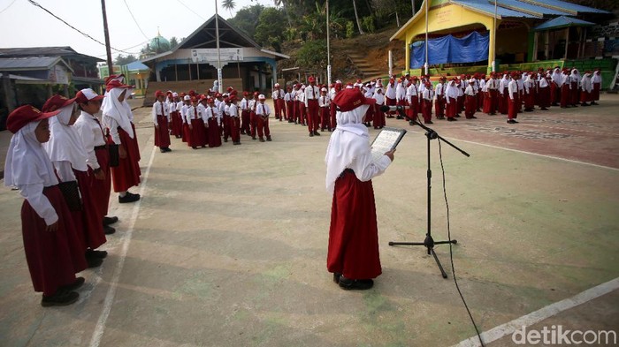 Sejumlah siswa di SD 03 Sabang Mawang, Kabupaten Natuna, mengikuti upacara bendera. Seperti apa potretnya? Yuk, lihat.
