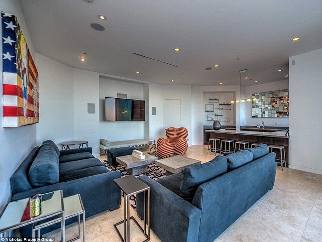 Rumah Jordan Maron memiliki sejumlah ruang tamu atau ruang keluarga. Ruangan dengan sofa biru ini salah satunya. Pria yang meninggalkan kuliahnya di University of California demi jadi YouTuber ini tampak menata ruangan tersebut dengan gaya interior modern. Foto: Dok. Nicholas Property Group