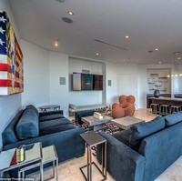 Rumah Jordan Maron memiliki sejumlah ruang tamu atau ruang keluarga. Ruangan dengan sofa biru ini salah satunya. Pria yang meninggalkan kuliahnya di University of California demi jadi YouTuber ini tampak menata ruangan tersebut dengan gaya interior modern. Foto: Dok. Nicholas Property Group