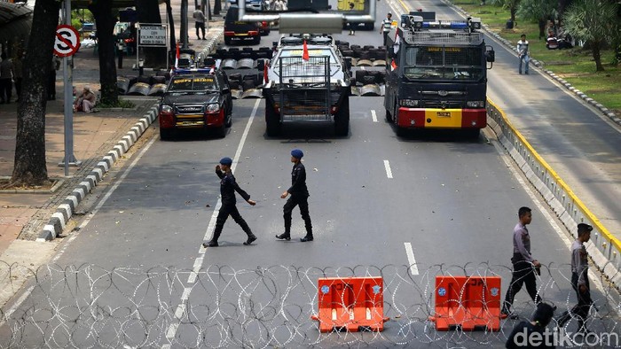 Polisi menutup akses sekitar Istana Negara menjelang demonstrasi yang direncanakan diikuti mahasiswa dari berbagai universitas.