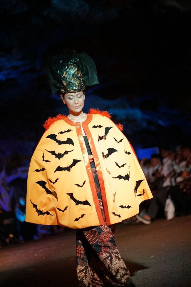 Samuel Wattimena, salah satu desainer yang berpartisipasi di acara tersebut, mengaku kagum. Peragaan batik dalam gua ini sangat langka, guanya juga bagus sekali. Dan pertama diajak saya tidak membayangkan guanya seperti ini. Ternyata guanya nggak bau, tidak pengap lalu lighting di dalam guanya keren banget, kata desainer yang konsisten mengangkat keindahan wastra Nusantara. (Foto: Dok. Batik In The Cave)