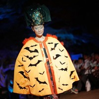 Samuel Wattimena, salah satu desainer yang berpartisipasi di acara tersebut, mengaku kagum. Peragaan batik dalam gua ini sangat langka, guanya juga bagus sekali. Dan pertama diajak saya tidak membayangkan guanya seperti ini. Ternyata guanya nggak bau, tidak pengap lalu lighting di dalam guanya keren banget, kata desainer yang konsisten mengangkat keindahan wastra Nusantara. (Foto: Dok. Batik In The Cave)