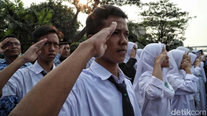 Upacara Hari Sumpah Pemuda di gelar di jalan raya di depan Museum Sumpah Pemuda, Jakarta. Upacara ini berlangsung khitmad.