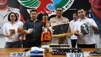Kabid Humas Polda Metro Jaya, Kombes Argo Yuwono menunjukkan barang bukti liquid vape berisi tembakau gorilla.