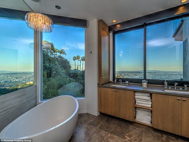 Ada lima kamar mandi di rumah Jordan Maron ini. Dan salah satunya adalah kamar mandi di foto ini yang dilengkapi bathtub dengan pemandangan kota. Foto: Dok. Nicholas Property Group