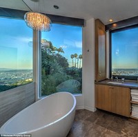 Ada lima kamar mandi di rumah Jordan Maron ini. Dan salah satunya adalah kamar mandi di foto ini yang dilengkapi bathtub dengan pemandangan kota. Foto: Dok. Nicholas Property Group