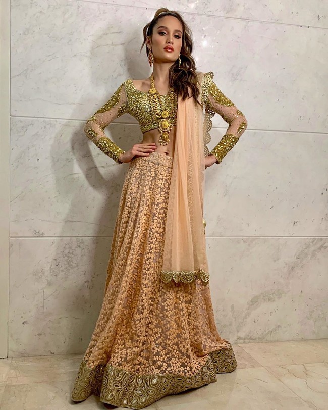 Cinta Laura terlihat seksi memesona dalam balutan busana khas India, lehenga di perayaan Diwali. Bintang film dan sinetron itu tampil serba emas. Foto: Dok. Instagram