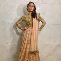 Cinta Laura terlihat seksi memesona dalam balutan busana khas India, lehenga di perayaan Diwali. Bintang film dan sinetron itu tampil serba emas. Foto: Dok. Instagram