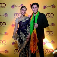 Kain sari hitam dengan detail benang emas jadi pilihan Marsha Timothy yang hadi di perayaan Diwali MD Pictures bersama suaminya Vino G. Bastian. Aksesori serba emas mulai dari sepatu, tas hingga anting melengkapi gaya Marsha. Foto: Dok. Instagram