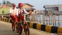 Ada pula yang menggunakan sepeda untuk berangkat ke sekolah.