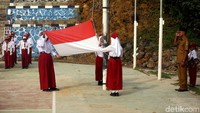 Siswa-siswi SD 03 Sabang Mawang, Kabupaten Natuna, mengikuti kegiatan upacara Bendera Merah Putih.