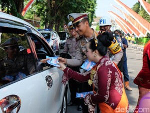 Polisi dan Pemuda Pemudi di Bojonegoro Kampanyekan Keselamatan Lalu Lintas