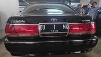 Mobil berkelir hitam ini dengan nopol DD 1 MK.