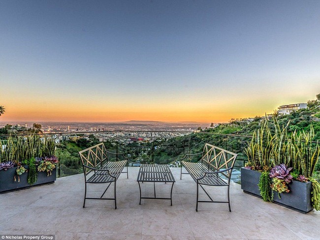 Jordan Maron membuat teras dengan pemandangan indah kota Los Angeles. Hollywood Hills, kawasan di mana rumah Jordan berada, termasuk area mahal di Los Angeles.Foto: Dok. Nicholas Property Group