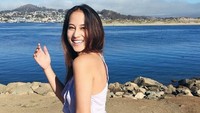 Sementara Janisa Pradja, calon istri Mike Lewis, lebih sering mengenakan dress. Dok. Instagram/janisaas