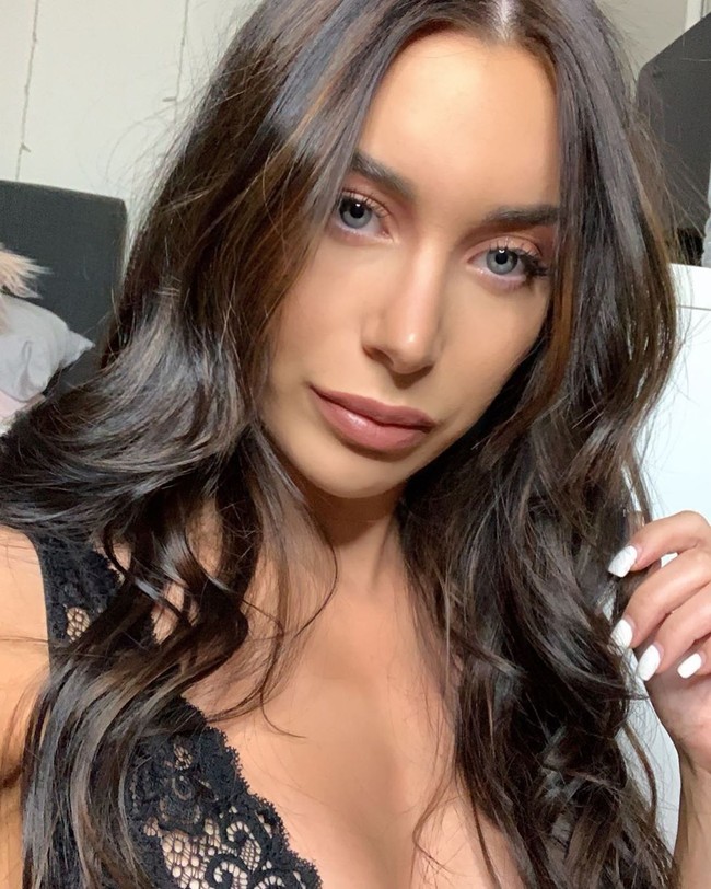 Beberapa bulan setelah mengunggah lowongan tersebut, akhirnya Matthew menemukan sosok yang tepat untuk menjadi asisten pribadi. Adalah Tyanna De Assis, wanita Australia yang merupakan seorang selebgram. Foto: Instagram @tyannadeassis