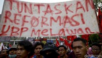 Sementara itu, lalu lintas yang mengarah ke Patung Kuda tersendat. Kendaraan dialihkan ke jalur TransJakarta.