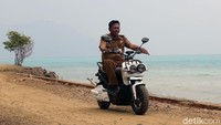 Yacob menyelusuri kawasan pantai di Desa Sededap dengan motor listrik pemberian PLN.