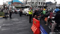 Akibat aksi tersebut, arus lalu lintas dari arah timur, yakni Jalan Sudirman ke arah barat, utara maupun selatan sempat tersendat.