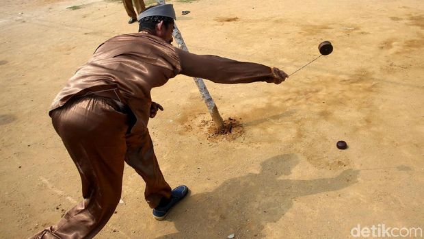 Gasing Permainan Tradisional Natuna Ada beragam kesenian dan kebudayaan lokal yang menarik untuk diketahui di Indonesia. Salah satunya Gasing yang merupakan permainan tradisional warga di Natuna.