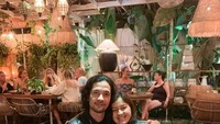 Foto: Instagram @kimberlyryder dan @edward_akbarRomantisnya Edward suami dari Kimberly yang merangkul tubuh Kim saat sedang bersantap di perayaan anniversary mereka.