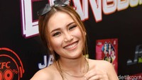 Ayu Ting Ting tampak ceria saat ditemui usai tampil di Brownis. Foto: Noel/detikHOT