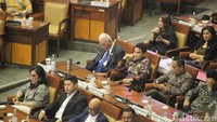 Agenda rapat paripurna kali ini adalah penetapan nama-nama anggota fraksi-fraksi dalam Alat Kelengkapan Dewan. Selain itu, paripurna mengagendakan penetapan mitra kerja komisi-komisi dilanjutkan dengan pengambilan keputusan.