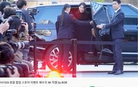 Lindungi Bae Suzy yang Pakai Dress Pendek, Pengawal Wanita Ini Curi Atensi