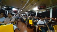 Kapal itu didesain dengan kursi-kursi penumpang yang telah disusun rapi. Susunannya seperti bus kota dengan seat 2-2.