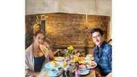 Begini momen kompak keduanya saat sarapan di Inggris. Nampak Mike memilih English Breakfast yang mengenyangkan. Tentunya didampingi secangkir kopi hangat. Foto: Instagram