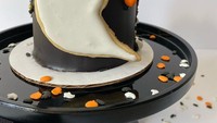 Wah ada hantu terbang di cake berwarna hitam ini. Hantu berlapis kain ini justru tampak menggemaskan. Bentuknya mungil dan terbuat dari cookies manis. Foto : instagram @buttercreamcarving