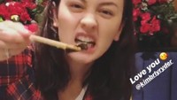 Foto: Instagram @kimberlyryder dan @edward_akbarKimberly berpose lucu dengan daging yakiniku yang ia santap, momen ini diabadikan lewat instagram story suaminya.