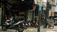 Jalur khusus difabel juga termakan oleh sepeda motor yang terparkir.