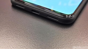 Bezel bagian bawah cukup tipis. Seperti sebelumnya hanya ada port USB Type C di ponsel ini. Foto: Adi Fida Rahman/detikINET