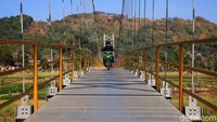 Tak sedikit banyak warga dan pengunjung yang memanfaatkan jembatan ini untuk berswafoto.