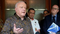 Dalam pertemuan tersebut Gary nampak mengenakan pakaian batik.