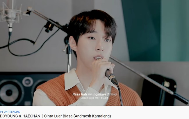 Keduanya membawakan lagu Bukan Cinta Biasa yang dinyanyikan Andmesh Kamaleng. Dalam video yang diunggah di akun resmi NCT Music tersebut, Haechan dan Doyoung tampak cukup fasih mendendangkan berbahasa Indonesia. Foto: YouTube/Instagram
