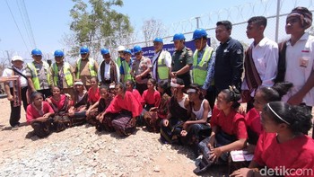 Sebelumnya warga Aewora sudah cukup banyak yang punya smartphone, kira-kira satu rumah satu ponsel. Saat susah sinyal, mereka harus mencari koneksi ke bebatuan atau pepohonan. (Fino Yurio Kristo/detikcom)