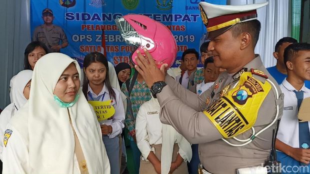 Pelajar dapat helm usai dihukum/