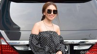 Ayu terlihat mengenakan atasan berpotongan sabrina yang menunjukkan bahunya itu. Pool/Noel/detikFoto.