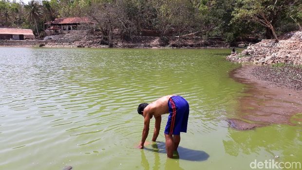 Kemarau, Warga Terpaksa Pakai Air Telaga Meski Bau dan Bikin Gatal