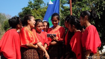 Sesepuh desa, Anton David Dalla bilang, dulu belum merdeka seutuhnya karena listrik sudah ada, tapi sinyal belum ada (XL)