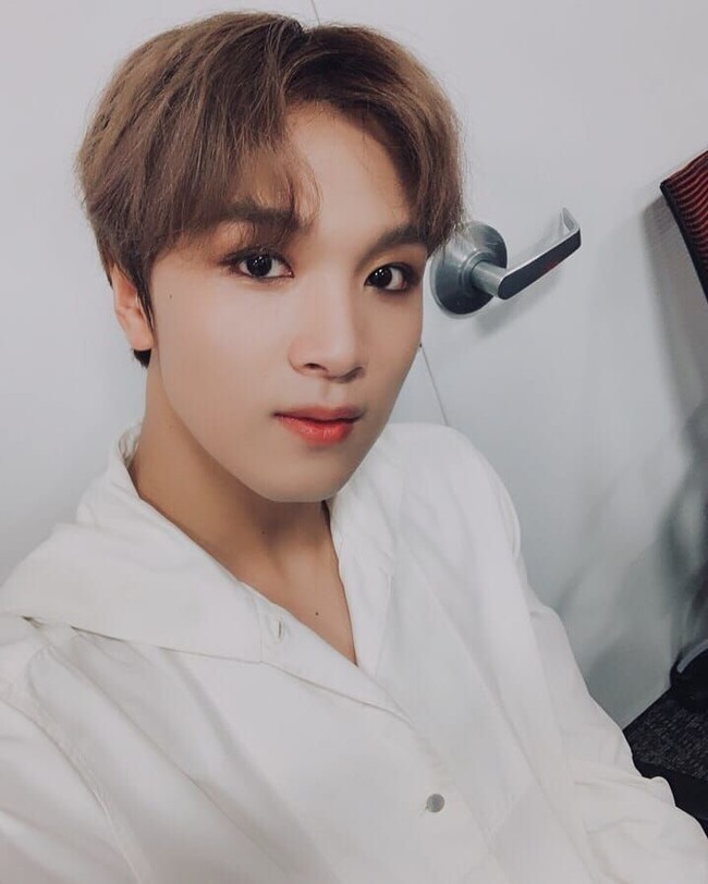 Haechan memang bukan pertama kalinya menyanyikan lagu Bukan Cinta Biasa ini. Ketika datang ke acara Indonesian Television Awards di salah satu stasiun tv swasta, pria 19 tahun itu juga pernah membawakannya namun hanya sebagian. Foto: YouTube/Instagram