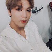 Haechan memang bukan pertama kalinya menyanyikan lagu Bukan Cinta Biasa ini. Ketika datang ke acara Indonesian Television Awards di salah satu stasiun tv swasta, pria 19 tahun itu juga pernah membawakannya namun hanya sebagian. Foto: YouTube/Instagram