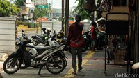Sayangnya di beberapa titik trotoar yang sudah rampung tersebut, justru dijadikan lahan parkir motor dan PKL.