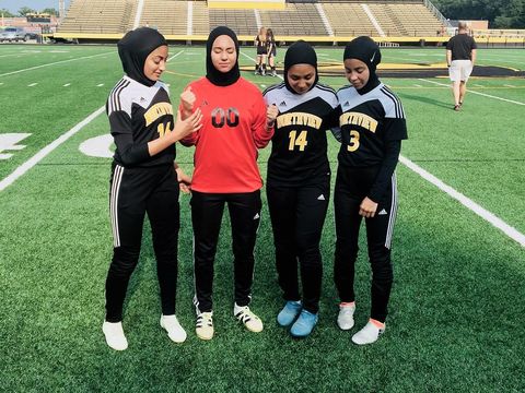 Remaja SMA Ini Didiskualifikasi dari Lomba Lari karena Pakai Hijab